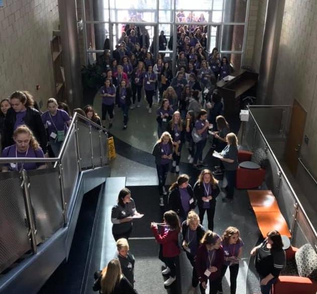 A group of students swarming the entrance to the Technology Center at Jasper